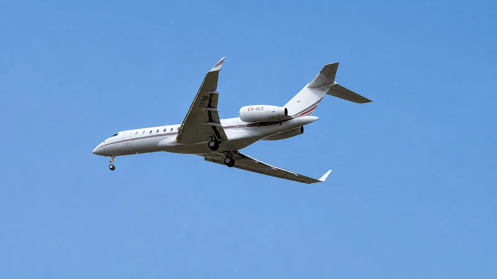 CS-GLC, a Bombardier Global 6000 business jet operated by NetJets Europe, on approach to Farnborough