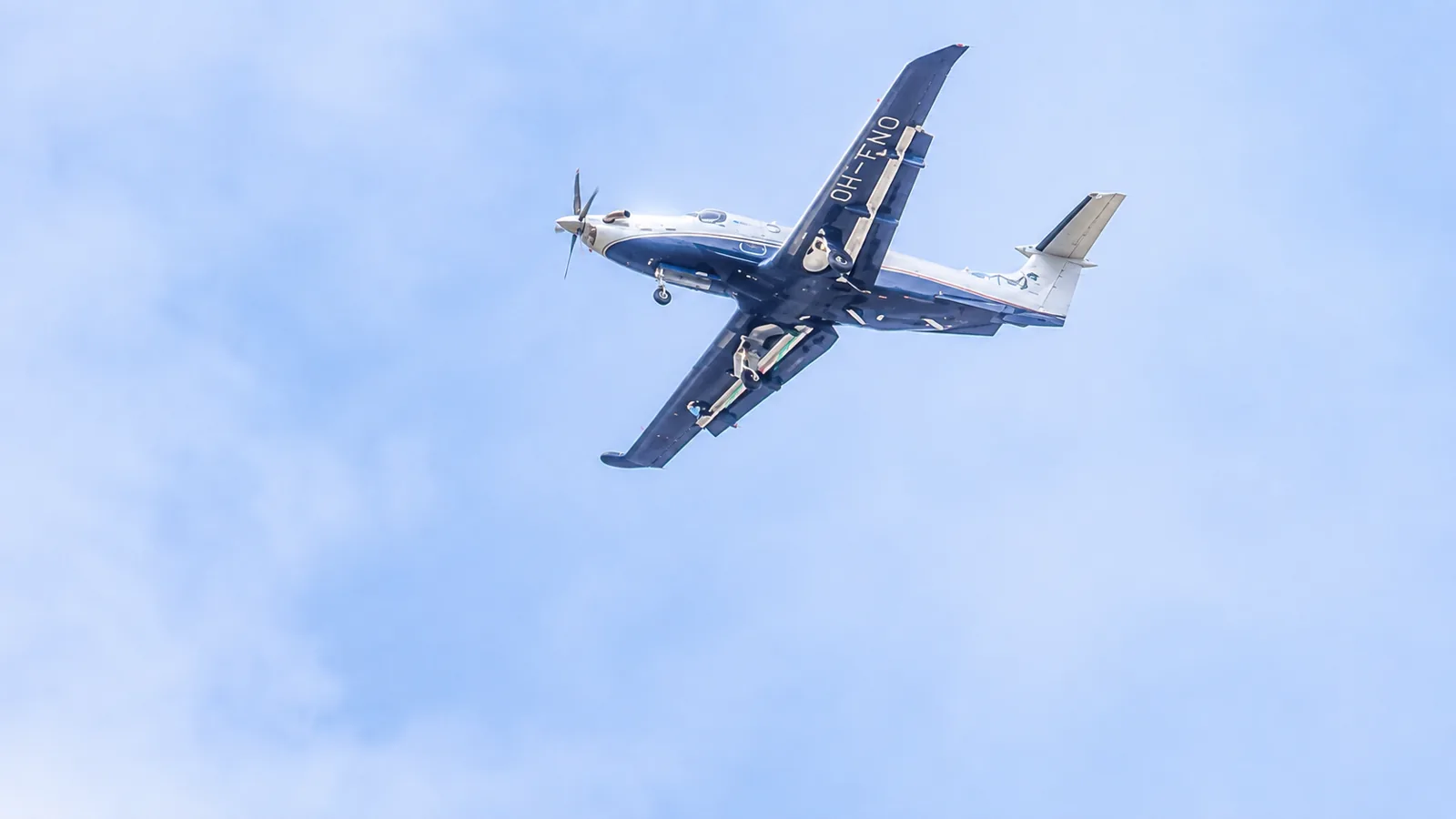 OH-FNO, a Finnish-registered Pilatus PC-12 turboprop, on approach to Farnborough